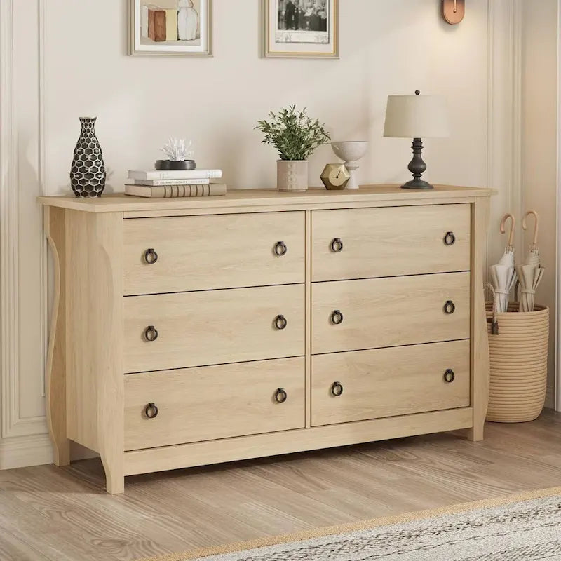 Comò bianco a 6 cassetti con inserti in rattan e gambe curve